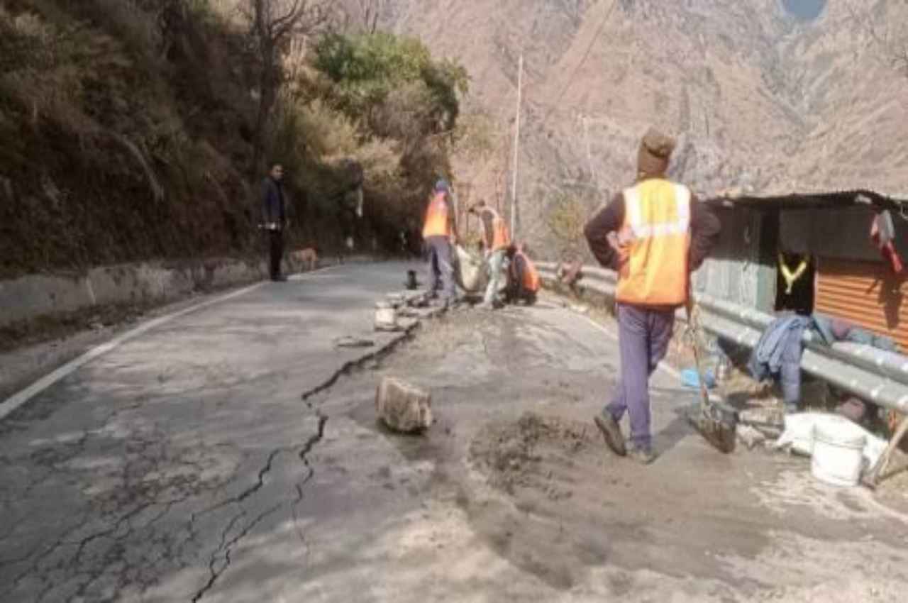 उत्तराखंड: भारी बारिश के बाद उत्तरकाशी के गांव में दिखी दरारें, आपदा प्रबंधन की टीम रख रही नजर