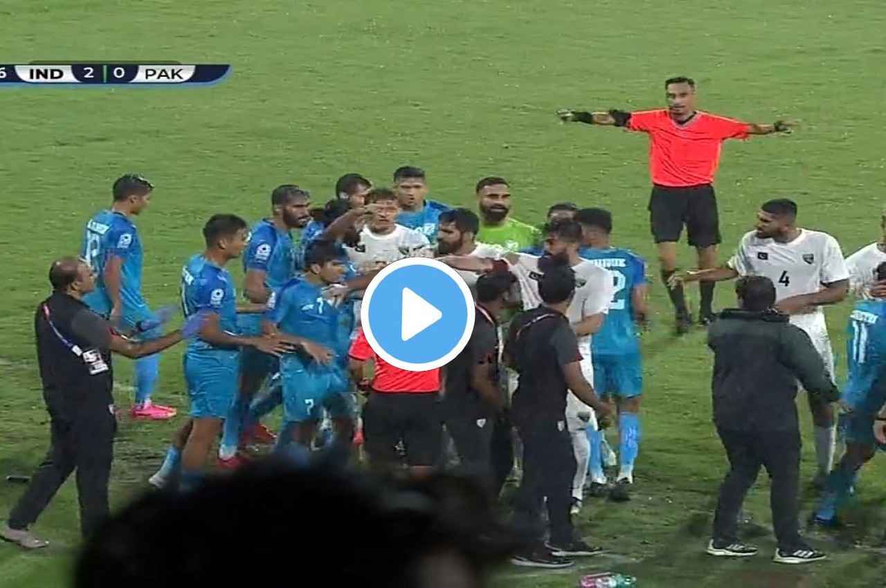 IND vs PAK Football: इंडिया-पाकिस्तान मैच में जमकर मचा बवाल, देखें वीडियो