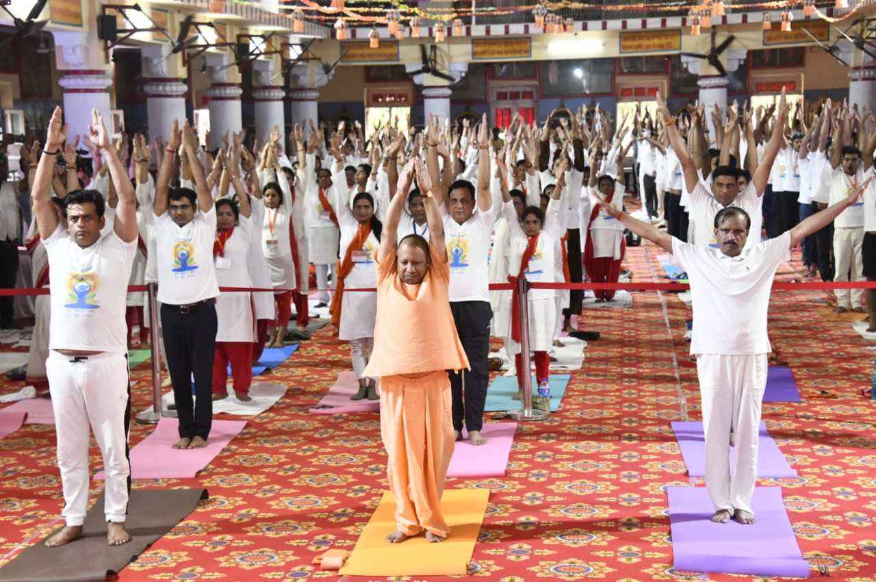 International Yoga Day 2023: गोरखपुर मंदिर में सीएम योगी ने किया योगाभ्यास; बोले- भारत की विरासत आज दुनिया अपना रही