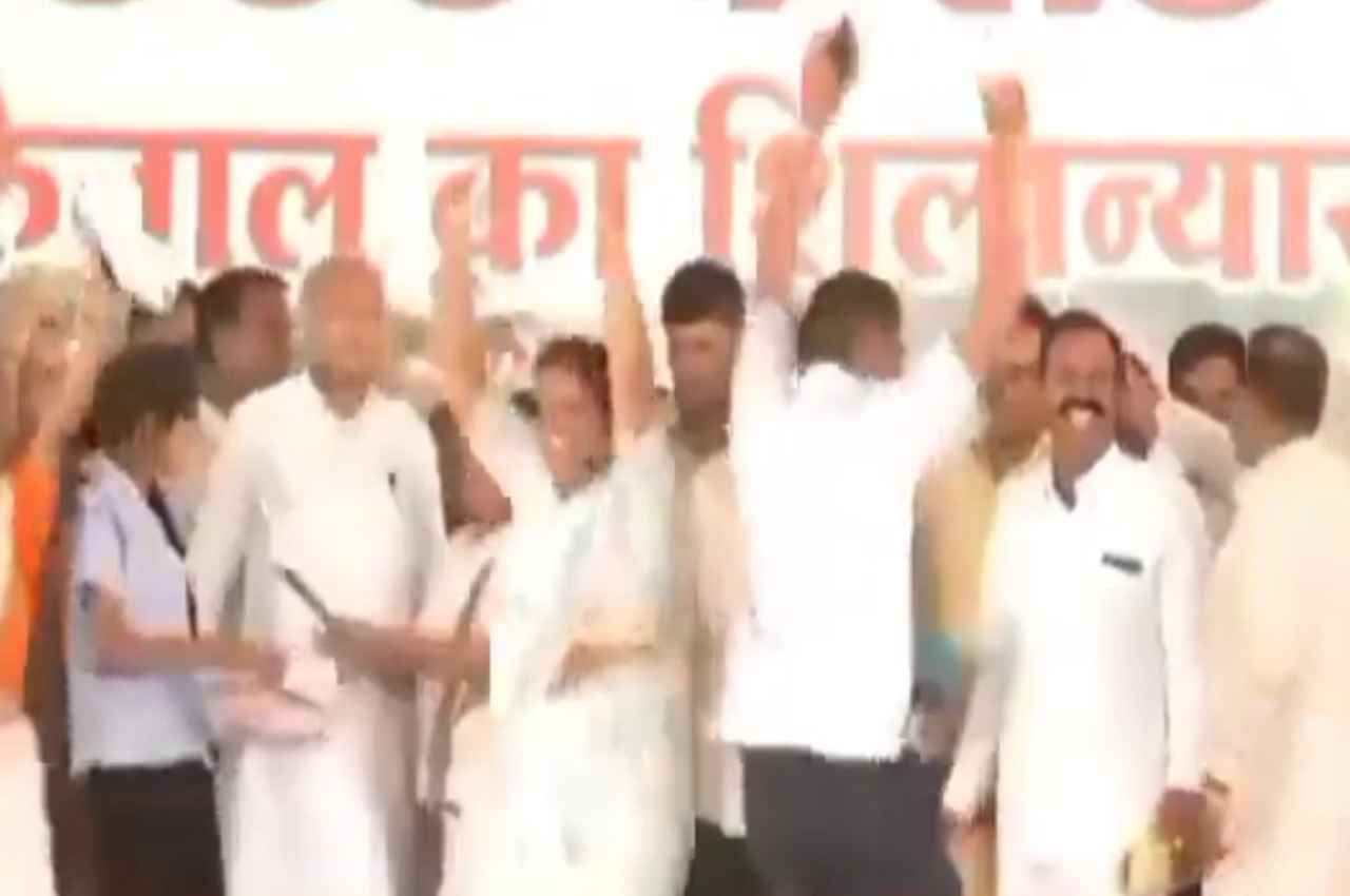 Jaipur: सीएम गहलोत के कार्यक्रम में राष्ट्रगान की धुन पर नाचने लगे नेता, केंद्रीय मंत्री शेखावत ने ट्वीट कर साधा निशाना
