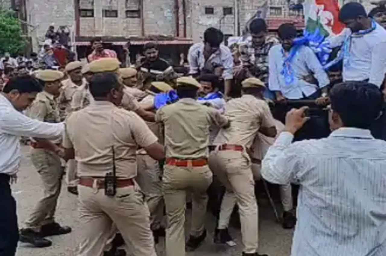 Jaipur: राजस्थान विवि में पुलिस ने छात्रों पर बरसाईं लाठियां, सिंडिकेट बैठक का कर रहे थे विरोध