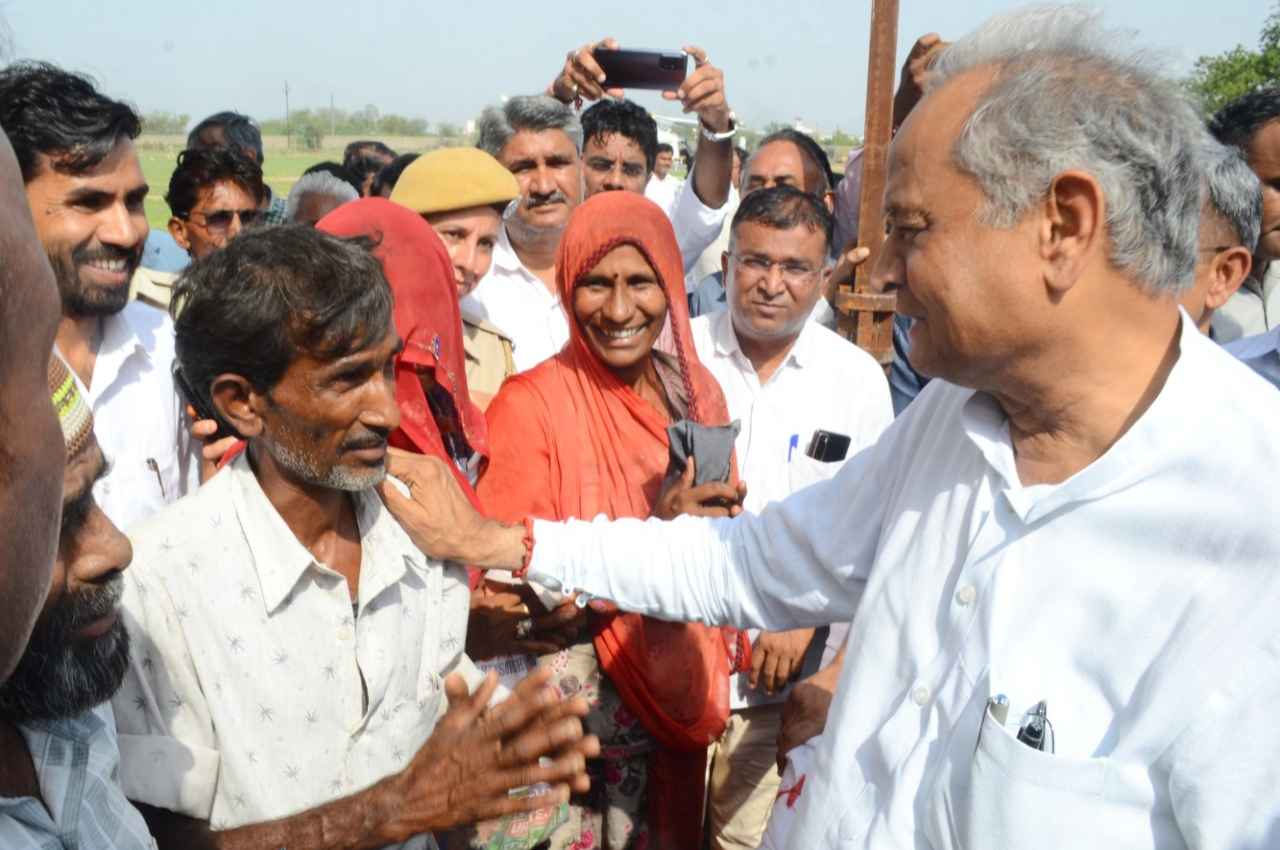 Jalore: सीएम गहलोत ने जालोर में चक्रवात से प्रभावित क्षेत्रों का किया हवाई सर्वेक्षण, राहत कार्यों का लिया जायजा