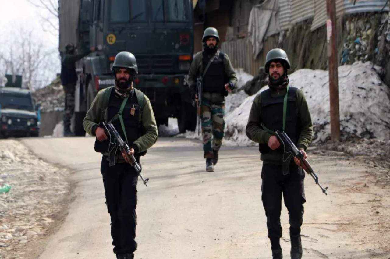 Jammu & Kashmir: कुपवाड़ा में एलओसी पर दो आतंकवादी ढेर; सेना और पुलिस का सर्च ऑपरेशन जारी