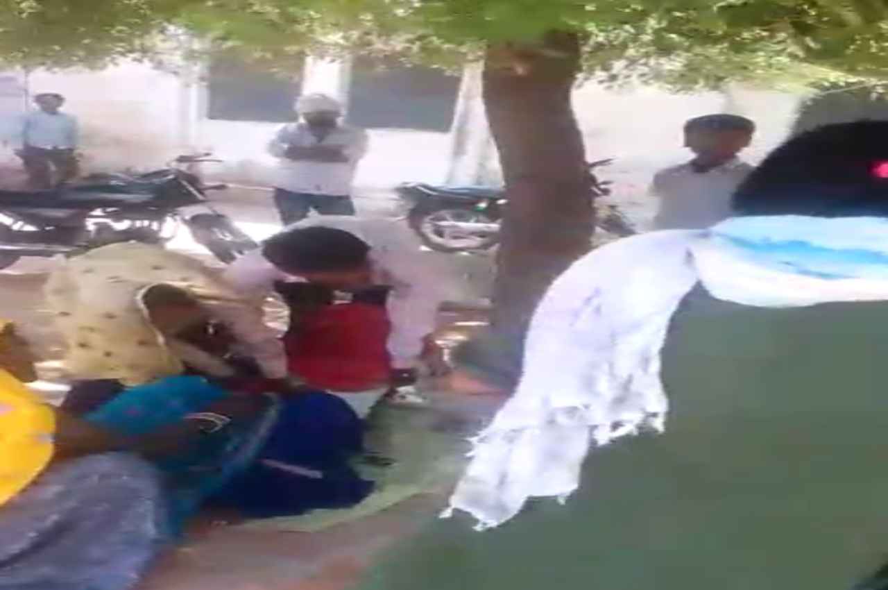 Karauli: अस्पताल के बाहर प्रसूता ने बच्चे को दिया जन्म, परिजनों ने चिकित्सको पर पैसे मांगने का लगाया आरोप