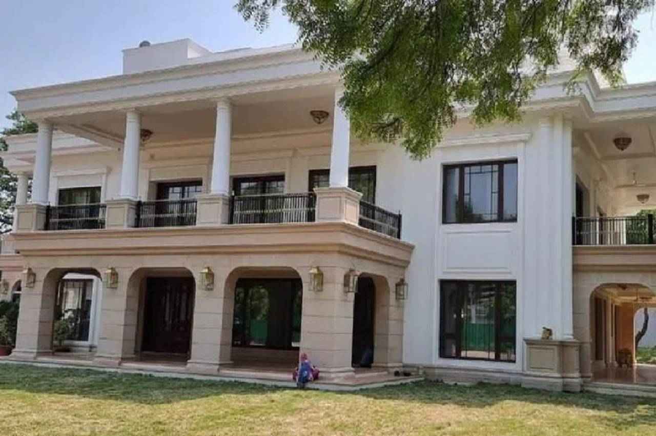 Kejriwal Bungalow Case: दिल्ली के CM आवास रेनोवेशन मामले में एक्शन, PWD अफसरों को कारण बताओ नोटिस