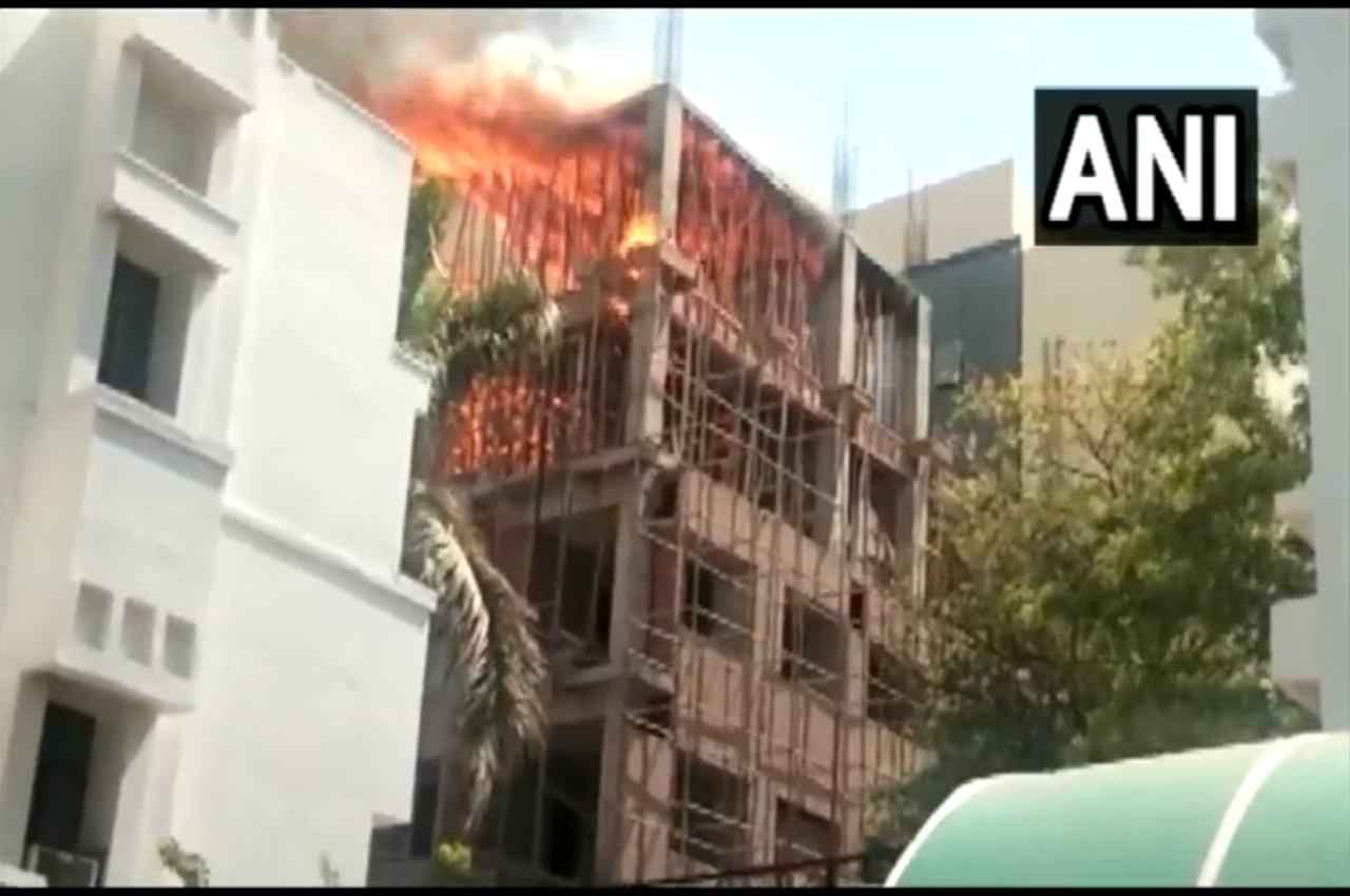 Lucknow News: किंग जॉर्ज मेडिकल यूनिवर्सिटी की इमारत में लगी भीषण आग, दमकल की कई गाड़ियां पहुंची