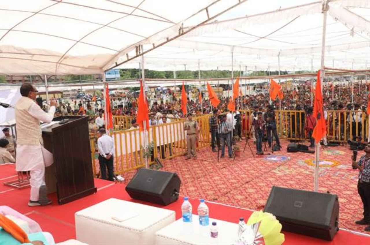 MP News: सीएम शिवराज का बड़ा ऐलान, आंगनवाड़ी कार्यकर्ताओं को मिलेगा 13 हजार मानदेय