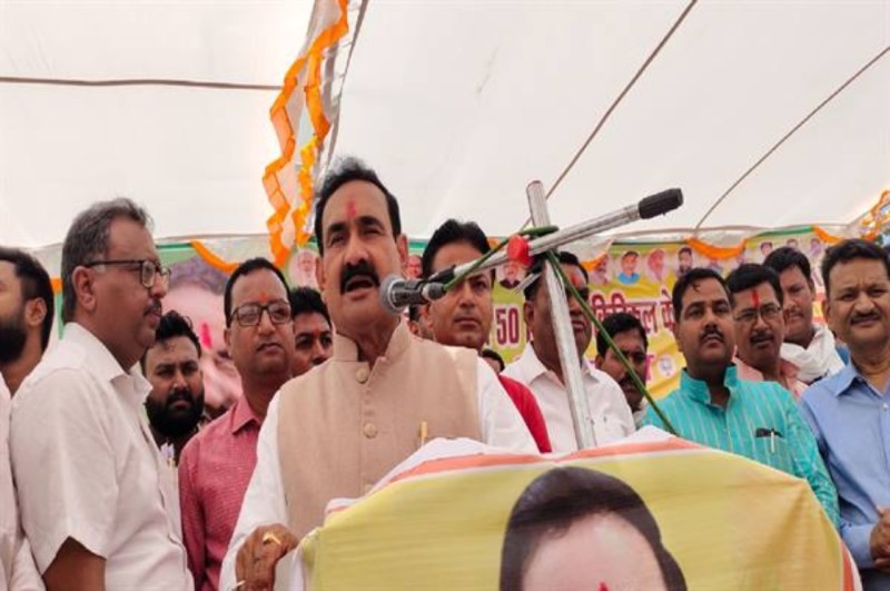 MP News, Dr. Narrotam Mishra gave gift to datiya