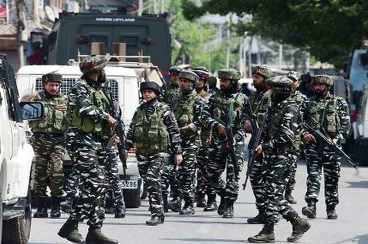 Manipur Violence: मणिपुर में भीड़ ने सुरक्षाबलों की टीम को घेरा, 12 उग्रवादियों को छोड़ने के लिए किया मजबूर