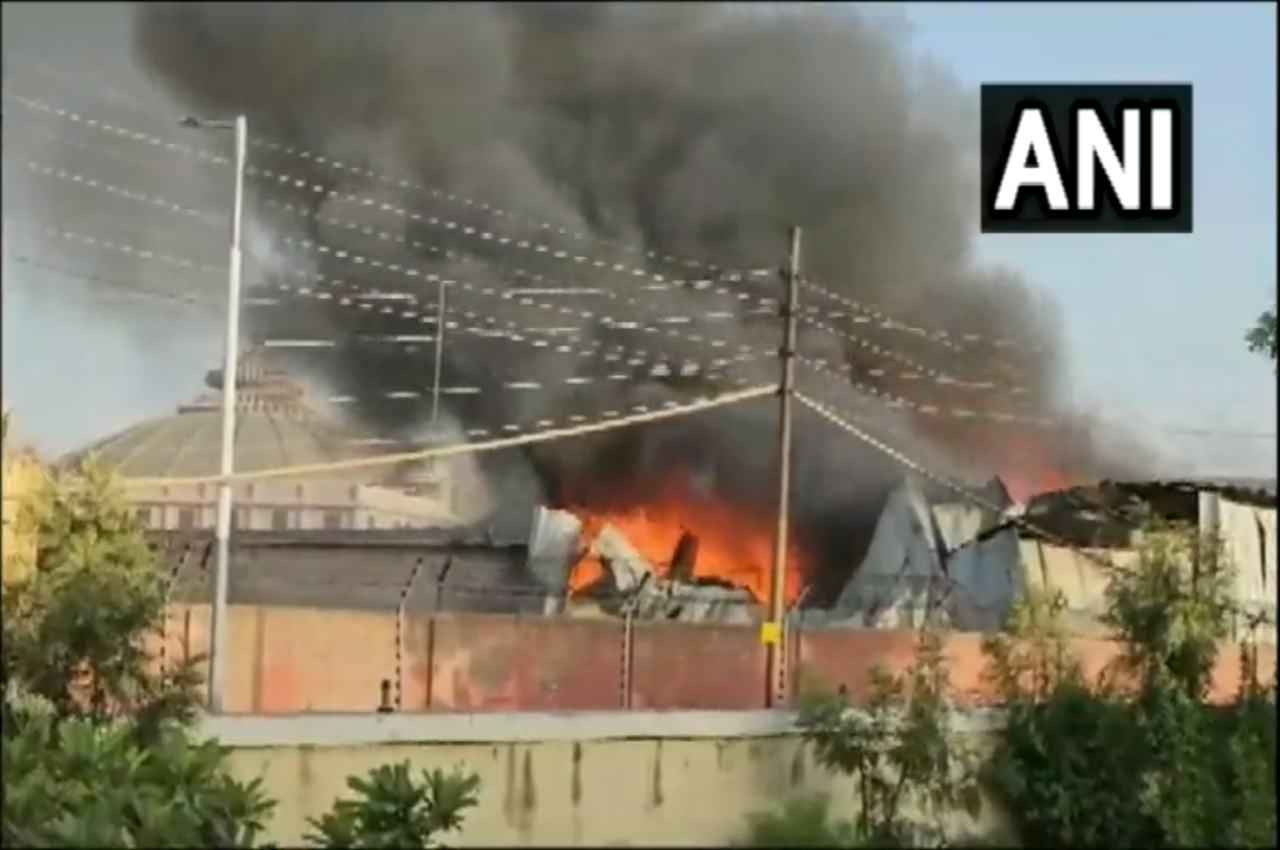 Mathura News: वृंदावन के प्रसिद्ध प्रेम मंदिर के गोदाम में भीषण आग, दमकल की कई गाड़ियां काबू पाने में जुटीं
