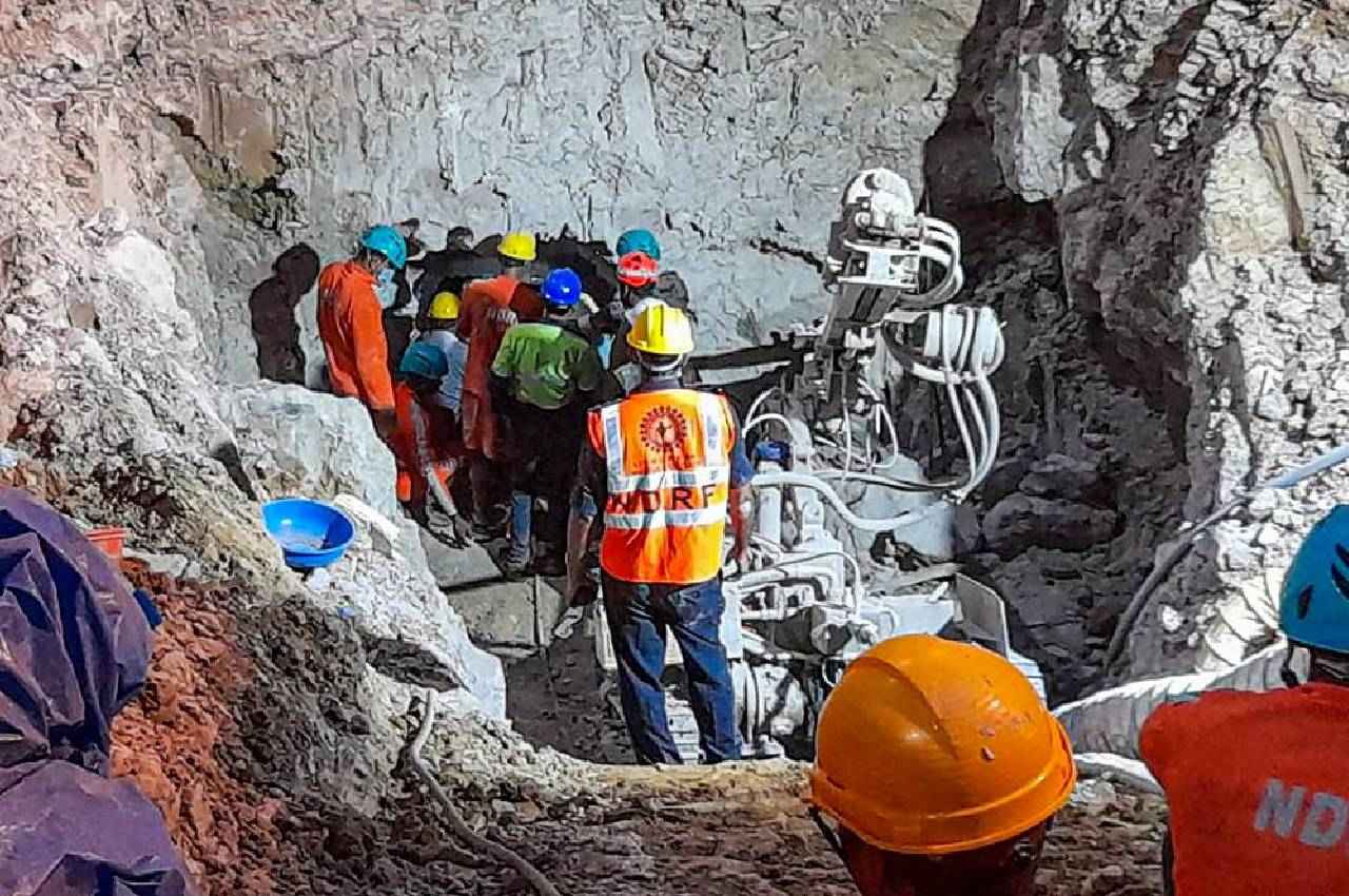 MP News: सीहोर में बोरवेल में गिरी मासूम को बचाने में जुटी सेना, CM शिवराज बोले- भगवान से प्रार्थना है कि हम सफल हों