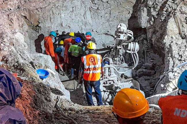 Minor Girl Falls Into Borewell Minor Girl Falls Into Borewell, Mungaoli village, Srishti Kushwaha, Borewell Video Footage, Sehore News