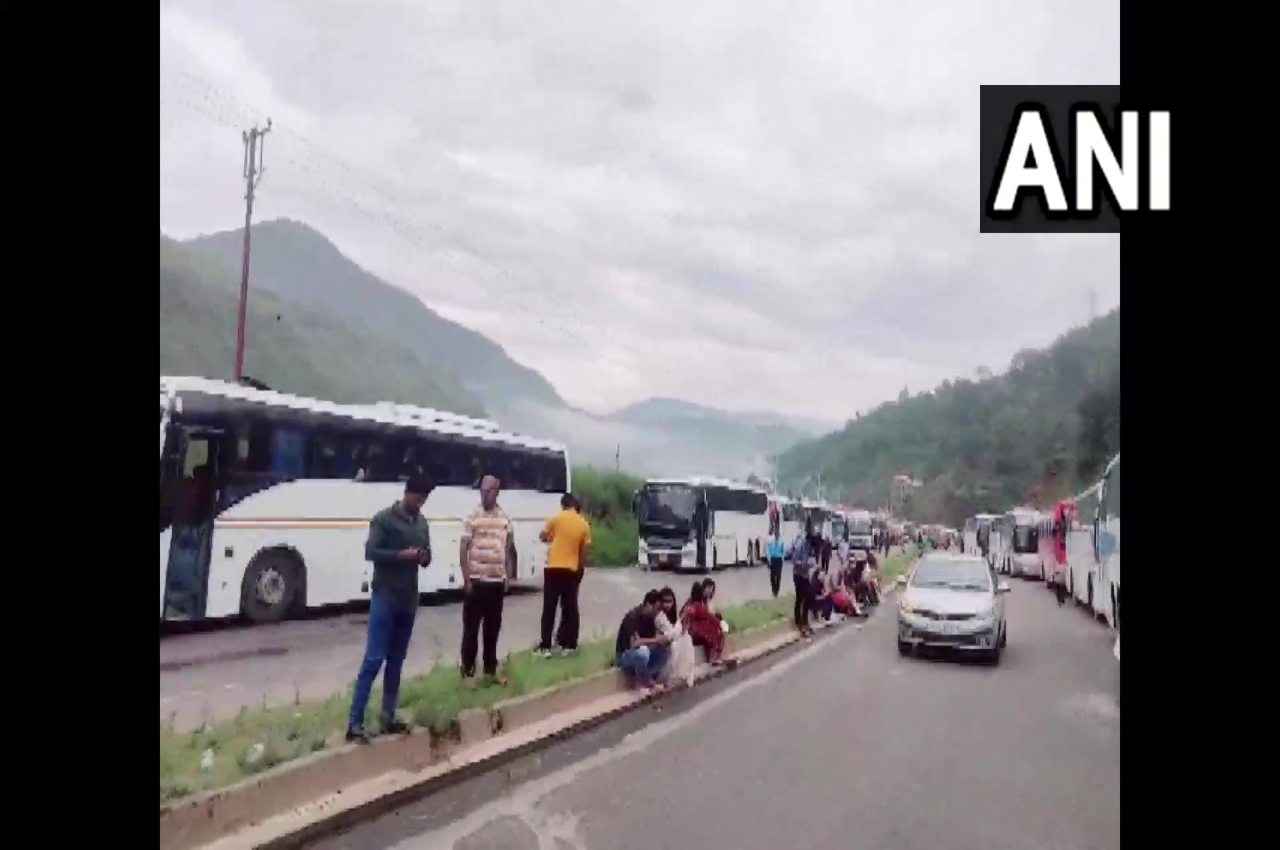 Monsoon Update: मानसून की पहली बारिश बनी आफत; जम्मू से लेकर उत्तराखंड तक दरके पहाड़, सड़कों पर लगा लंबा जाम
