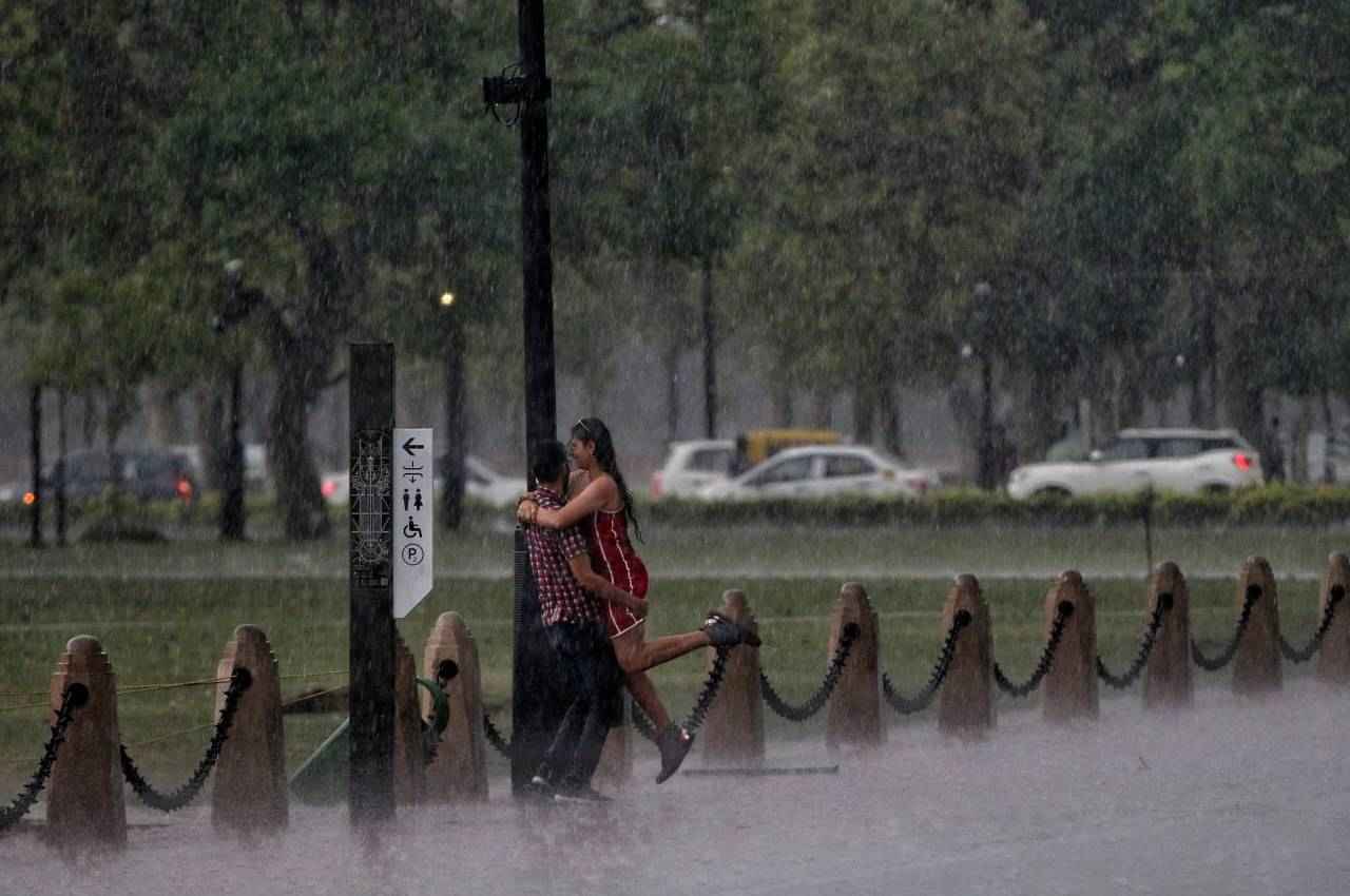 मुंबई में भारी बारिश ने तोड़ा रिकॉर्ड, 12 घंटे में हुई 70 मिमी बरसात, ट्रैफिक जाम से मचा हाहाकार
