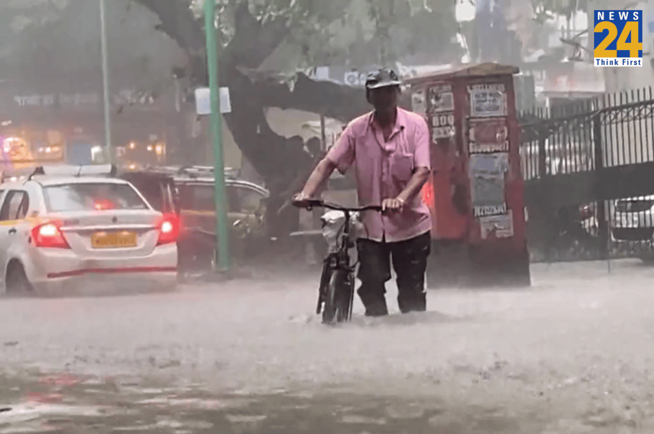 Monsoon In India: महाराष्ट्र में भारी बारिश से 2 लोगों की मौत, गुजरात में रेड अलर्ट