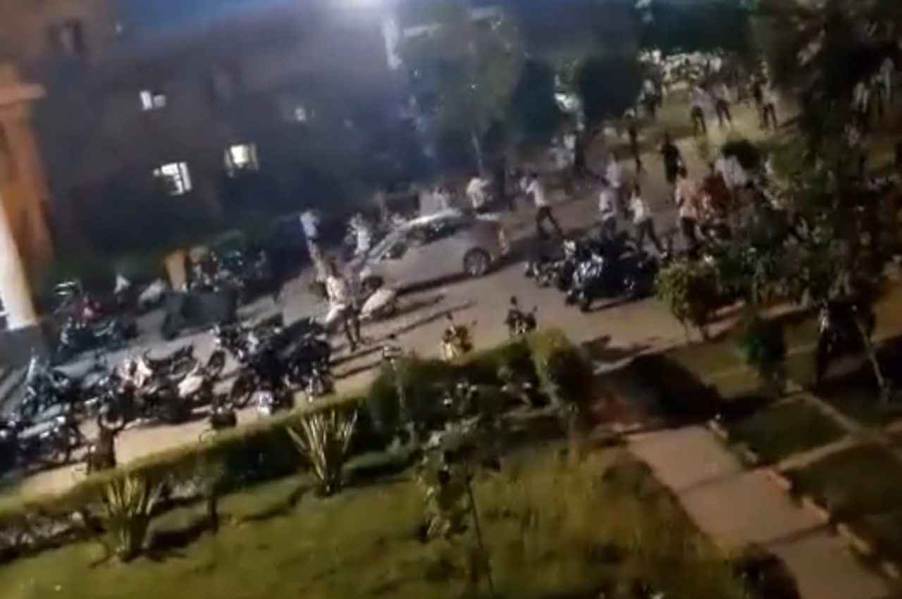 Crime News: नोएडा के गौतमबुद्ध विवि में सिगरेट पीने पर बवाल; गार्डों और छात्रों में जमकर मारपीट, वाहन तोड़े, Video