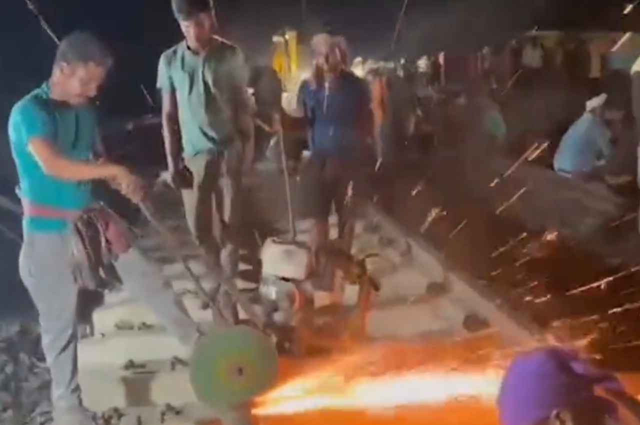 Odisha Train Tragedy: 1000 से ज्यादा कर्मचारी मरम्मत के काम में जुटे, पीएम मोदी ने बढ़ाया हौसला