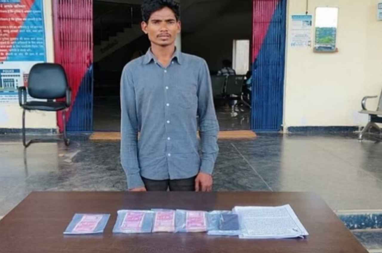 Bijapur: बैंक में दो हजार के नोट बदलवाने आया था नक्सलियों का सहयोगी, पुलिस ने दबोचा