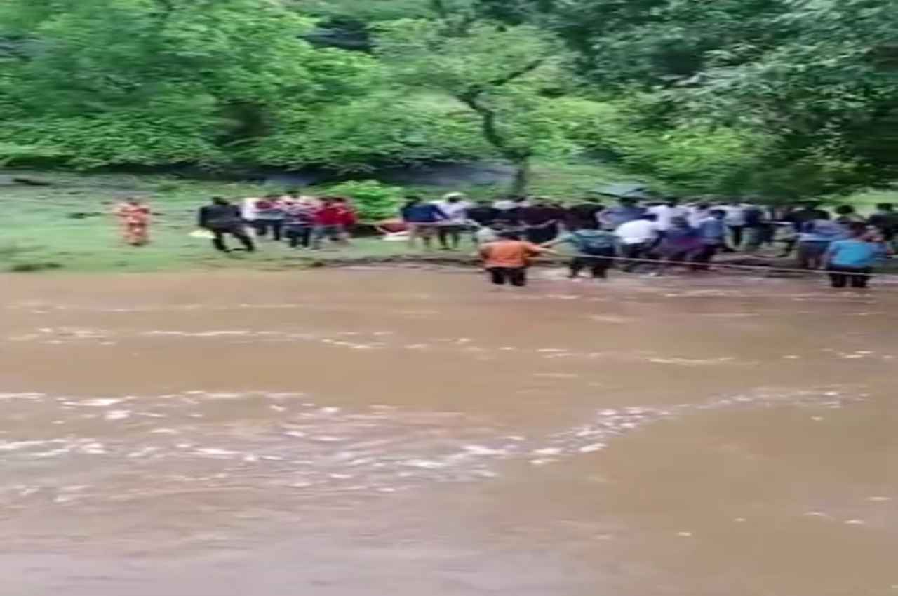 Rajsamand: सूरजकुंड धाम दर्शन कर लौट रहे 50 श्रद्धालु बरसाती नाले में फंसे, गांववालों ने रस्सी बांध किया रेस्क्यू