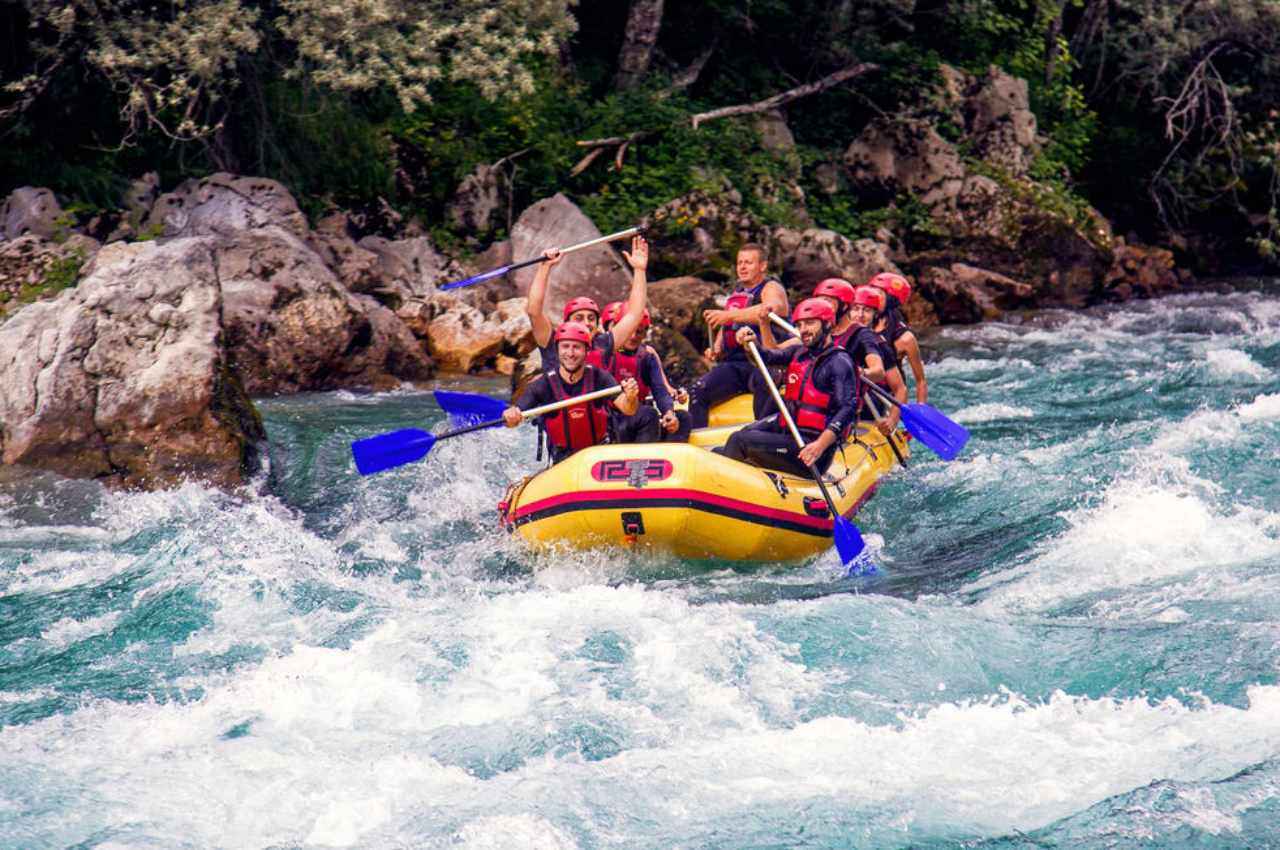 Rishikesh News: उत्तराखंड में पहाड़ों पर भारी बारिश से बढ़ा गंगा का जलस्तर; राफ्टिंग पर लगी रोक