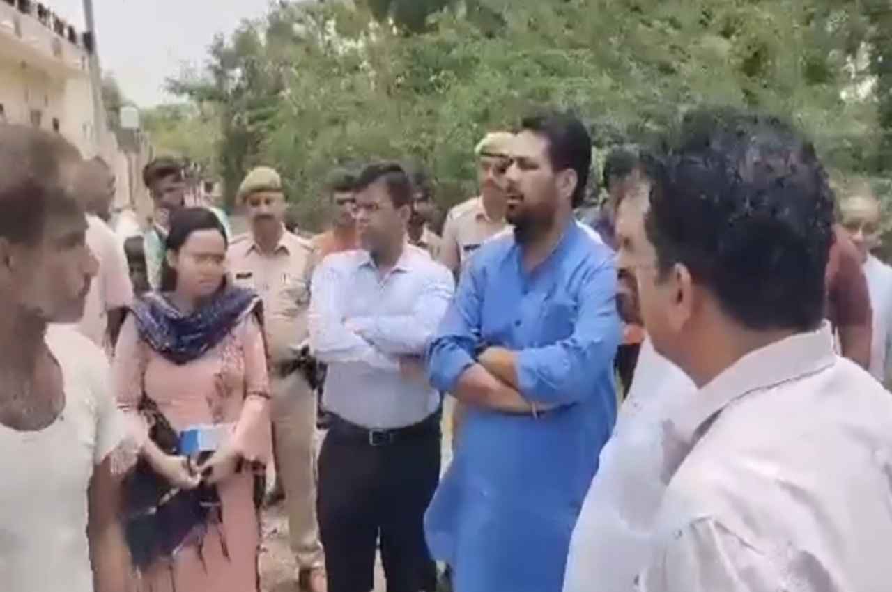 Sirohi: जिला प्रभारी मंत्री महेंद्र चौधरी ने बिपरजाॅय को लेकर की समीक्षा बैठक, बोले- विद्युत आपूर्ति बहाल करें