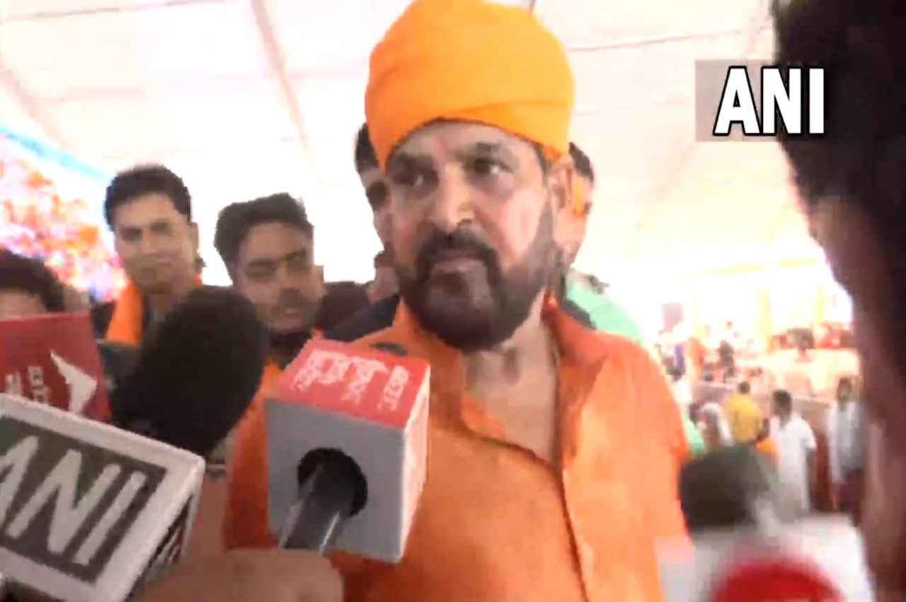 'कभी गम तो कभी जहर पीया जाता है...' गोंडा में बृजभूषण सिंह ने शायराना अंदाज में पहलवानों पर साधा निशाना