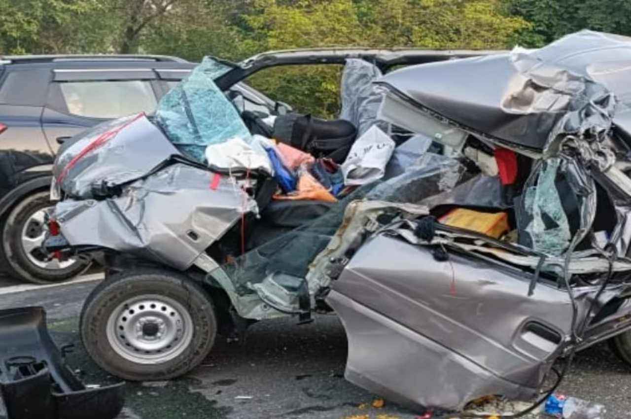 सीतापुर में दर्दनाक सड़क हादसा; हाईवे पर बड़े वाहन वैन को कुचला, दो की मौत, 9 गंभीर