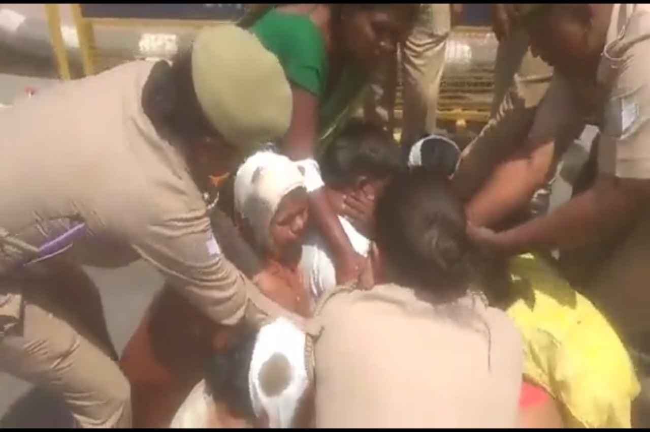 लखनऊ विधानसभा के सामने 6 महिलाओं ने किया आत्मदाह का प्रयास; पुलिस ने हिरासत में लिया