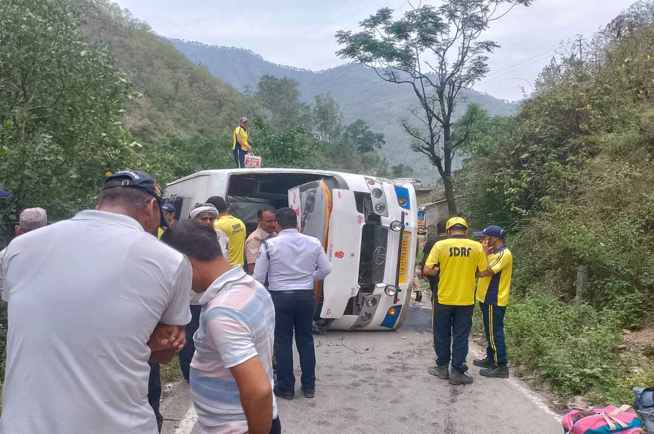 Uttarakhand News: ऋषिकेश-बद्रीनाथ हाईवे पर पलटी यात्रियों से भरी बस; 30 घायल, SDRF की टीम ने किया रेस्क्यू
