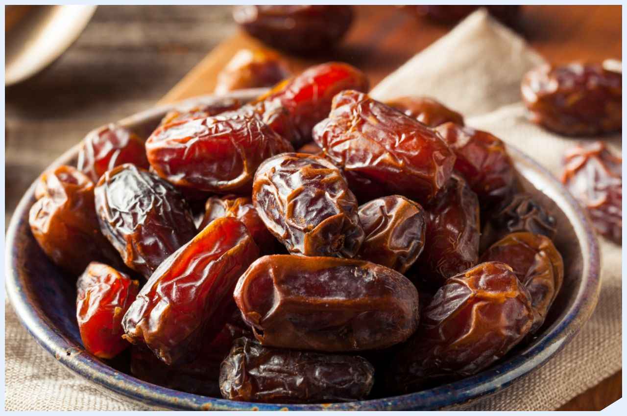Benefits of Dates: रोज इस वक्त खाना शुरू करें 3 खजूर, नहीं आएगी थकान, मिलेंगे कमाल के फायदे