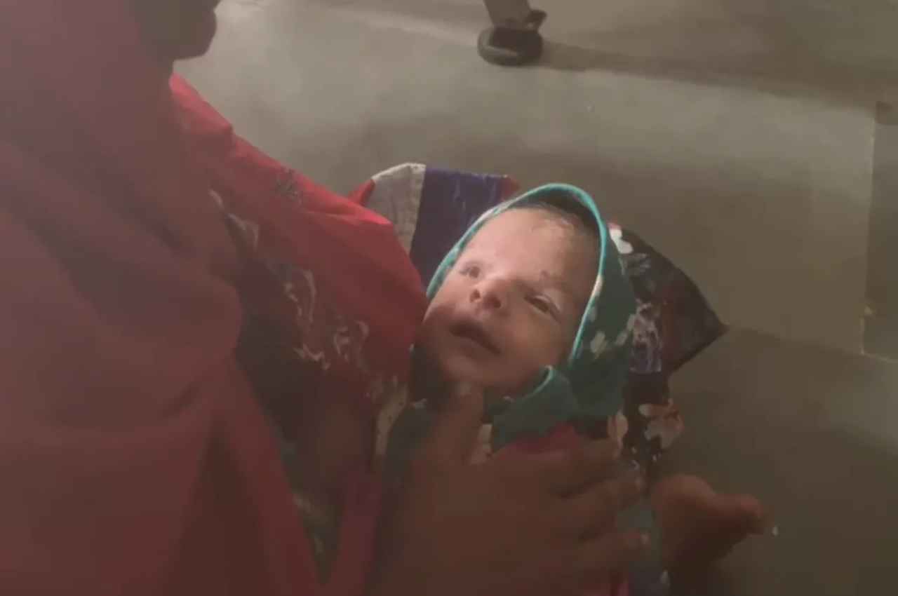 Cyclone Biparjoy: गुजरात के कच्छ में एक परिवार के घर गूंजी 'बिपरजॉय' की किलकारी