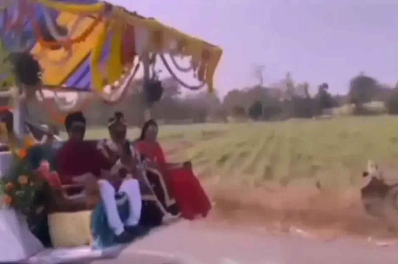 Video: JCB पर बैठे दूल्हे राजा दुल्हन के दरवाजे पर जबरदस्त एंट्री के लिए तैयार, लेकिन फिर हुआ ऐसा! सब हैरान