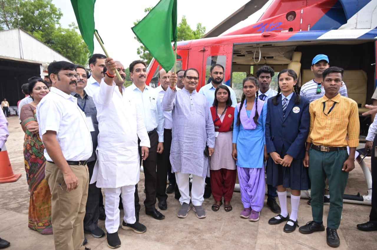 विशेष पिछड़ी जनजाति के 10 विद्यार्थियों ने लिया हेलीकॉप्टर जॉयराइड का आनंद, सीएम का जताया आभार