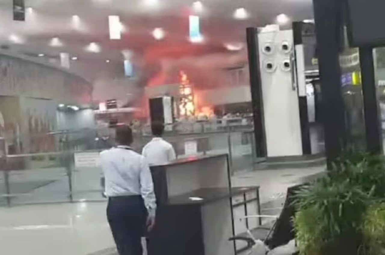 kolkata airport fire