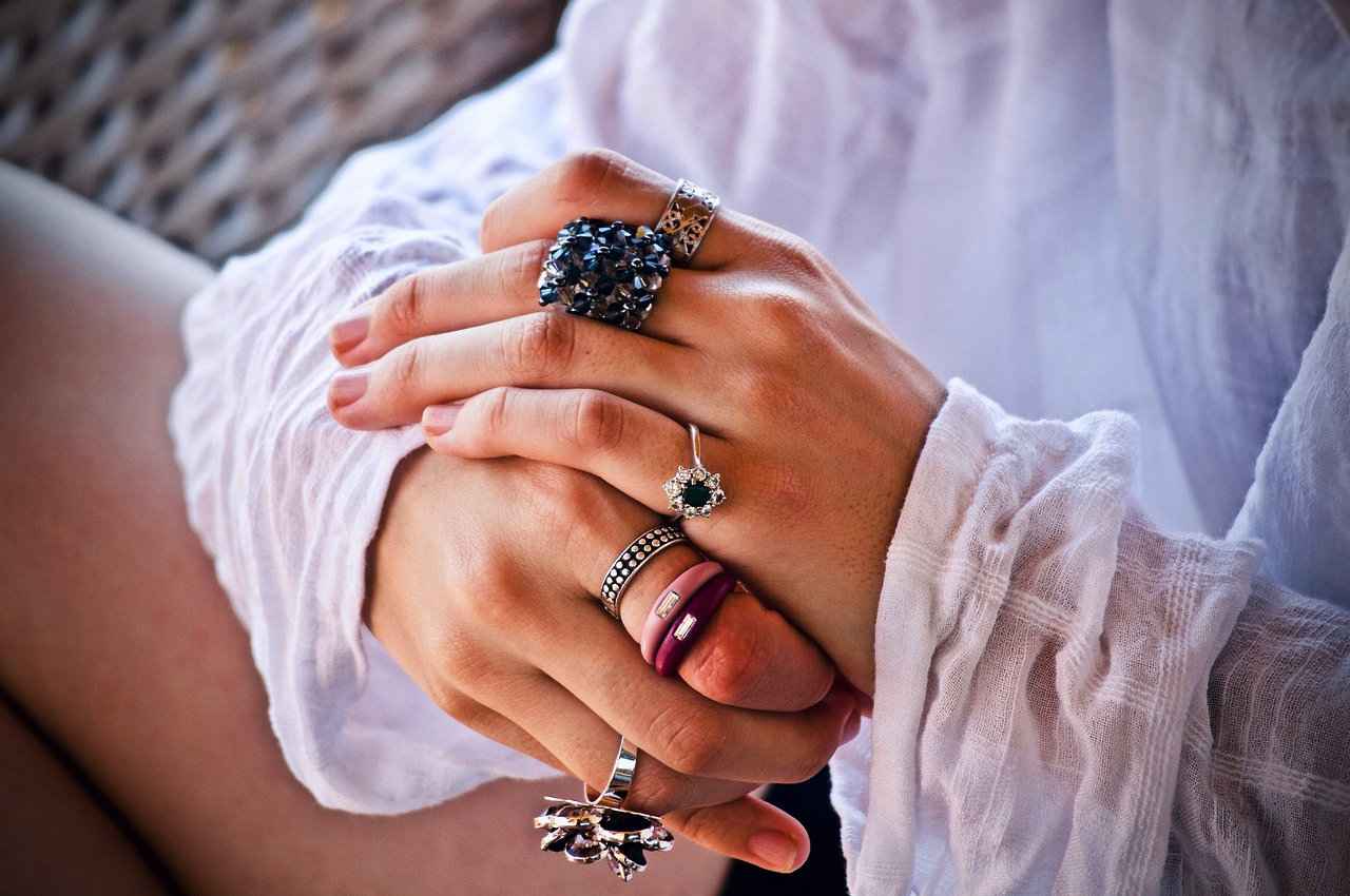 शुभ मुहूर्त में धारण करें ये रत्न तो रातोंरात खुल जाएंगे बंद किस्मत के ताले, बैंक बैलेंस भी बढ़ने लगेगा