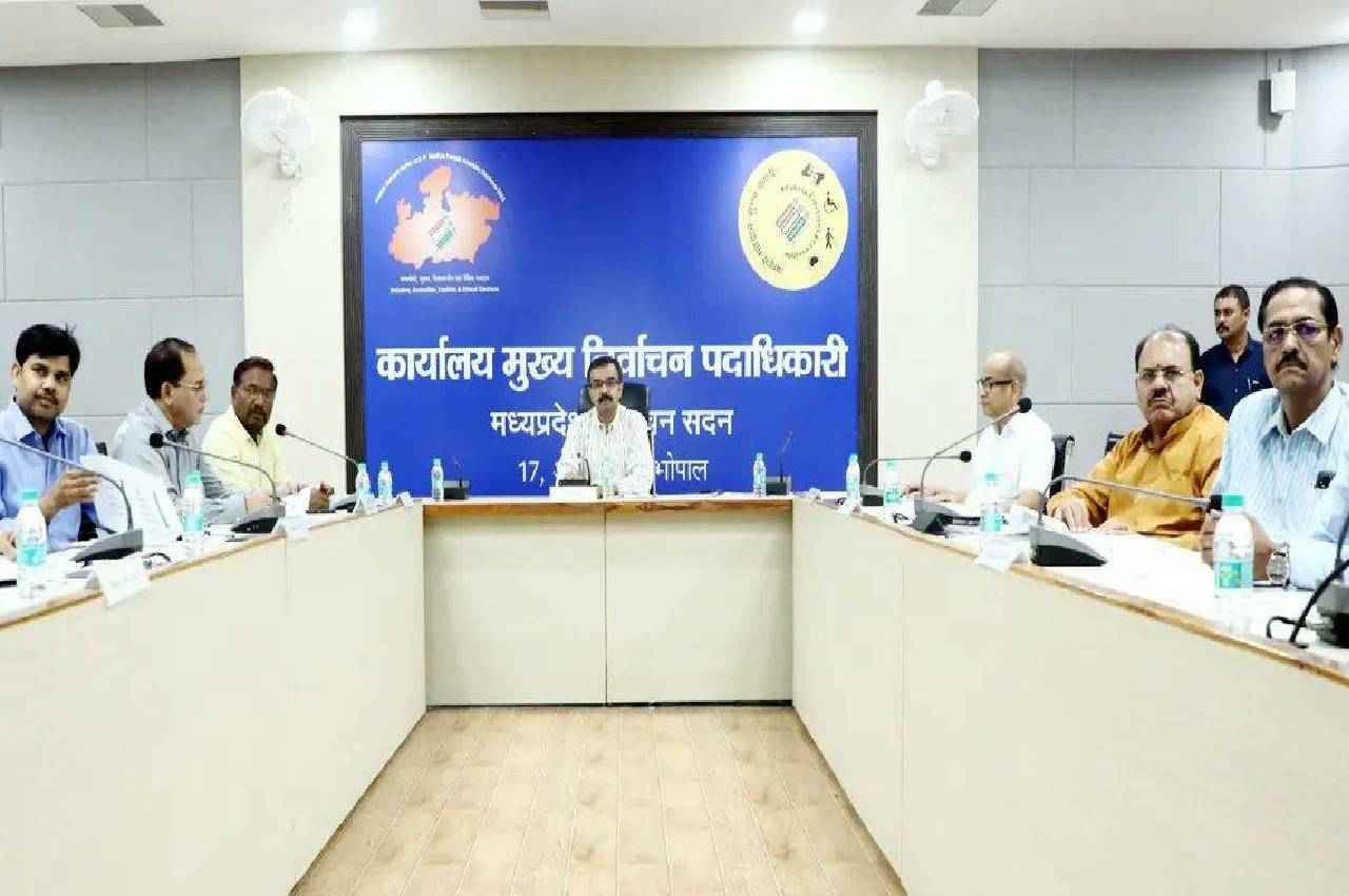 MP में चुनाव आयोग ने तेज की विधानसभा चुनाव की तैयारियां, राजनीतिक दलों के साथ की बैठक