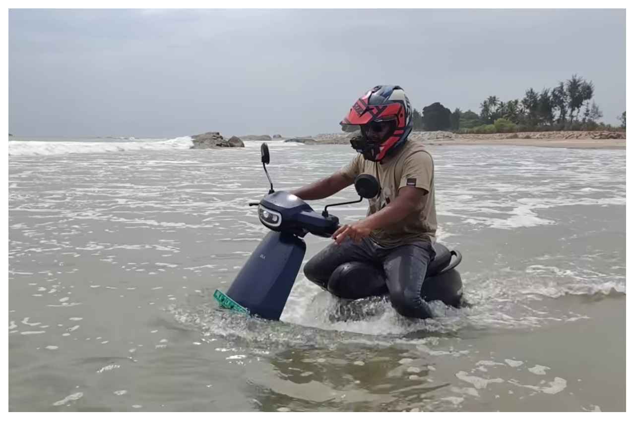 इलेट्रिक स्कूटर समेत समंदर के पानी में डूबा युवक, फिर जो हुआ, देखें वीडियो 