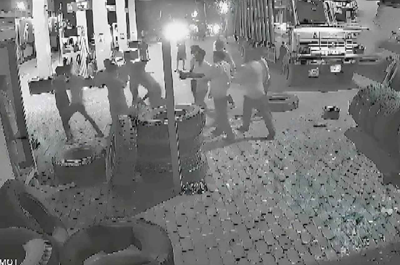 Ludhiana: पंजाब के लुधियाना में भीड़ ने पेट्रोल पंप पर तोड़फोड़ की, कर्मचारियों पर हमला किया