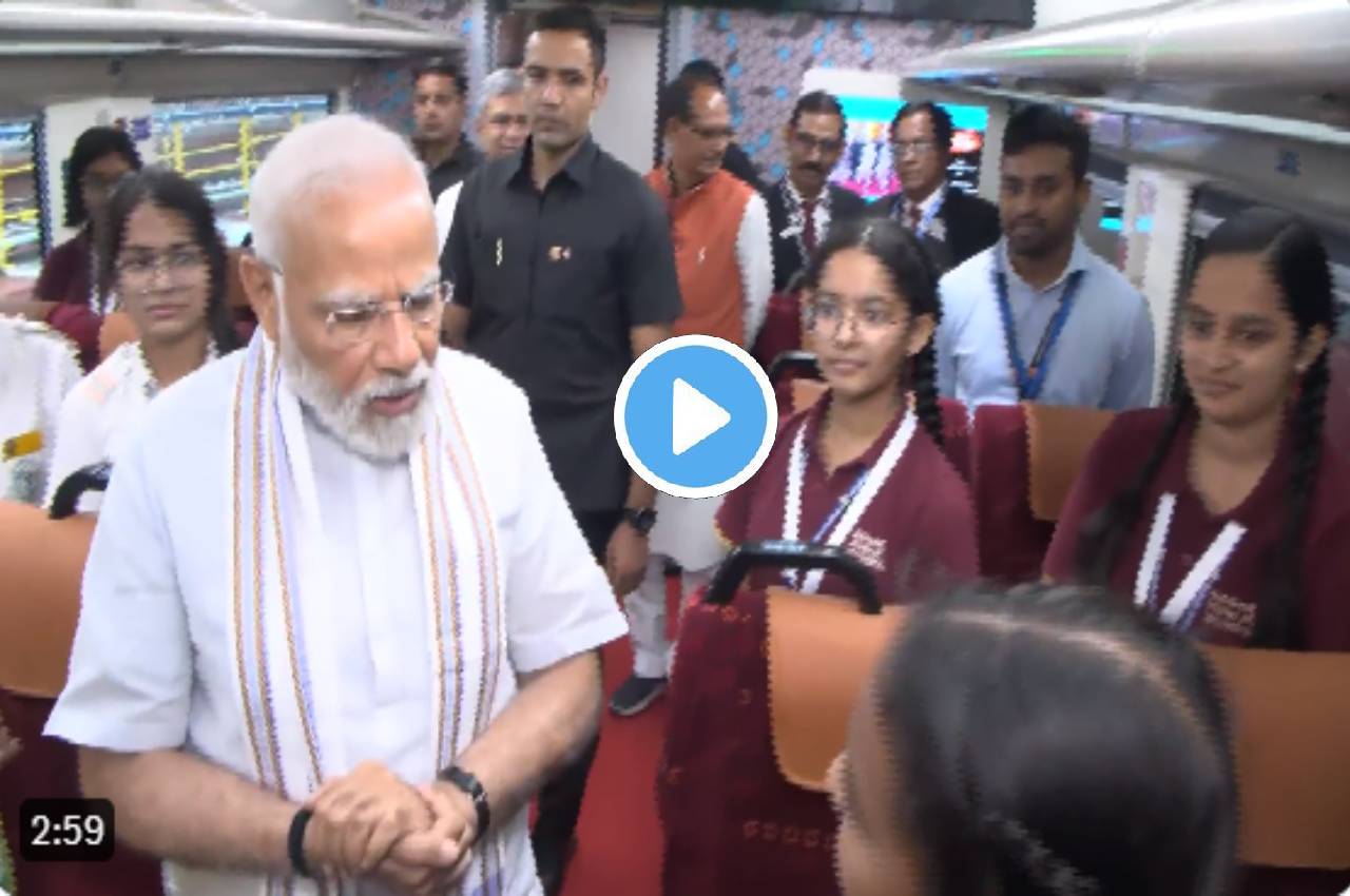 pm modi interacts with school children