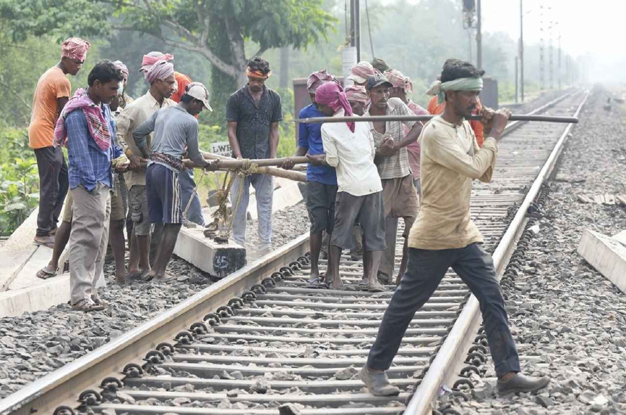 Balasore train accident: भारतीय रेलवे ने इस रूट पर रद्द की कई ट्रेनें, ट्रैक पर चल रहे मेंटेनेंस के काम के कारण लिया फैसला