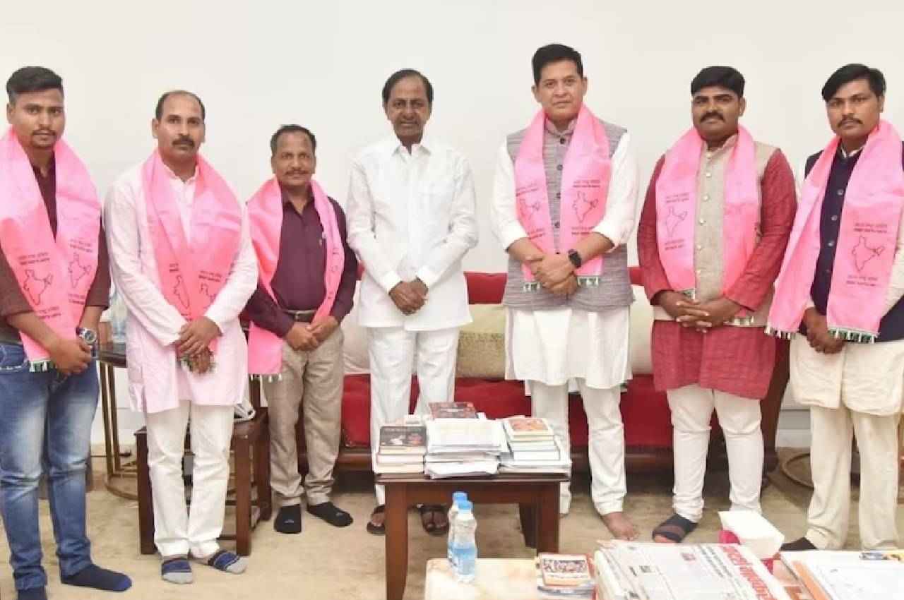 MP में पार्टी के विस्तार में जुटे KCR, व्यापमं घोटाले को उजागर करने वाले आनंद रॉय BRS में शामिल