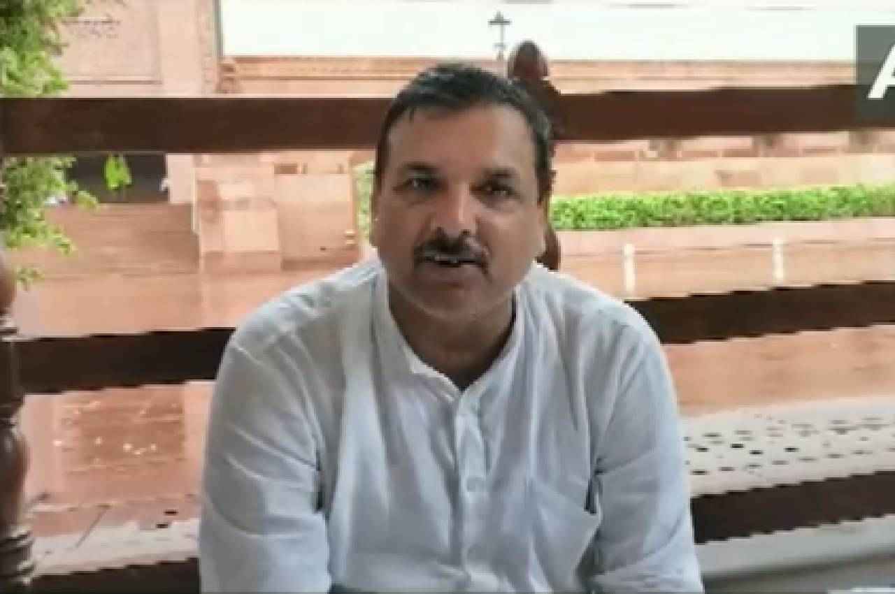 संसद परिसर में धरने पर बैठे AAP सांसद संजय सिंह ने गाया ये गाना, आपने सुना क्या?