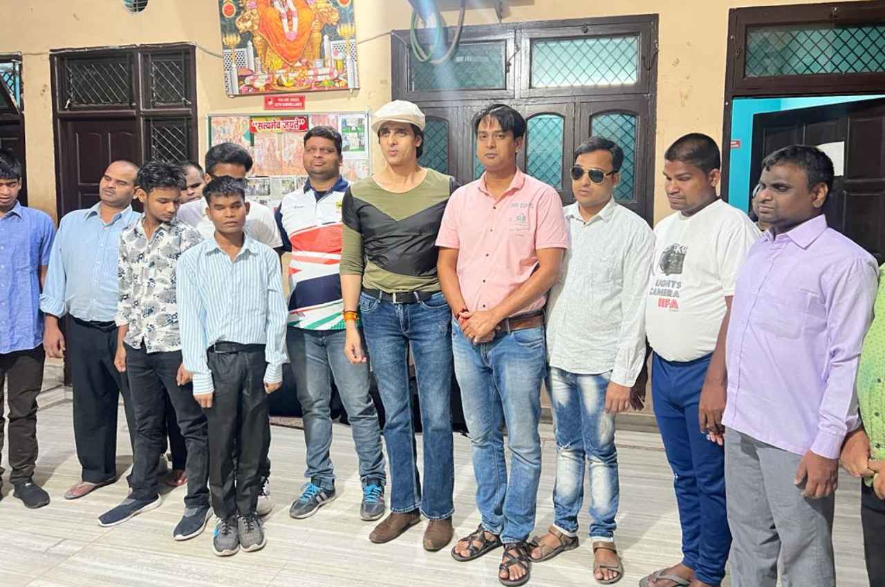 अभिनेता कबीर ने नेत्रहीन एनजीओ का किया दौरा, हर तरह से मदद का किया वादा