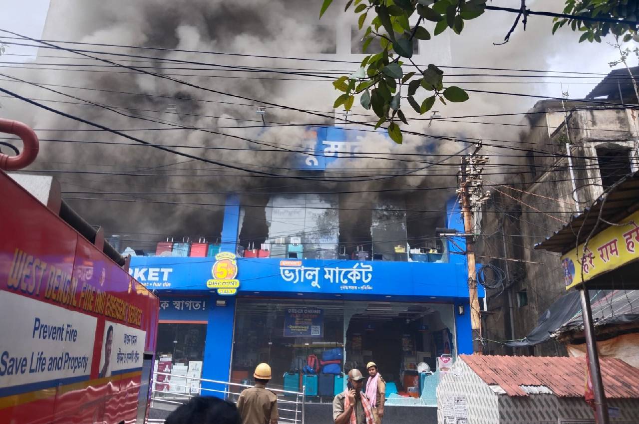 Asansol supermarket Fire, West Bengal news, Asansol Ashram Mod, fire tenders at spot