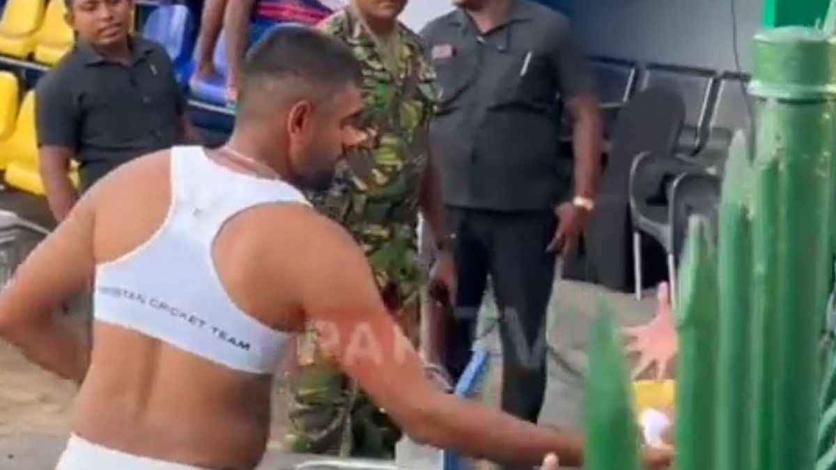 VIDEO: Babar Azam ने जर्सी उतारी तो पहने दिखे 'स्पोर्ट्स ब्रा', इसकी खासियत जानकर चौंक जाएंगे आप