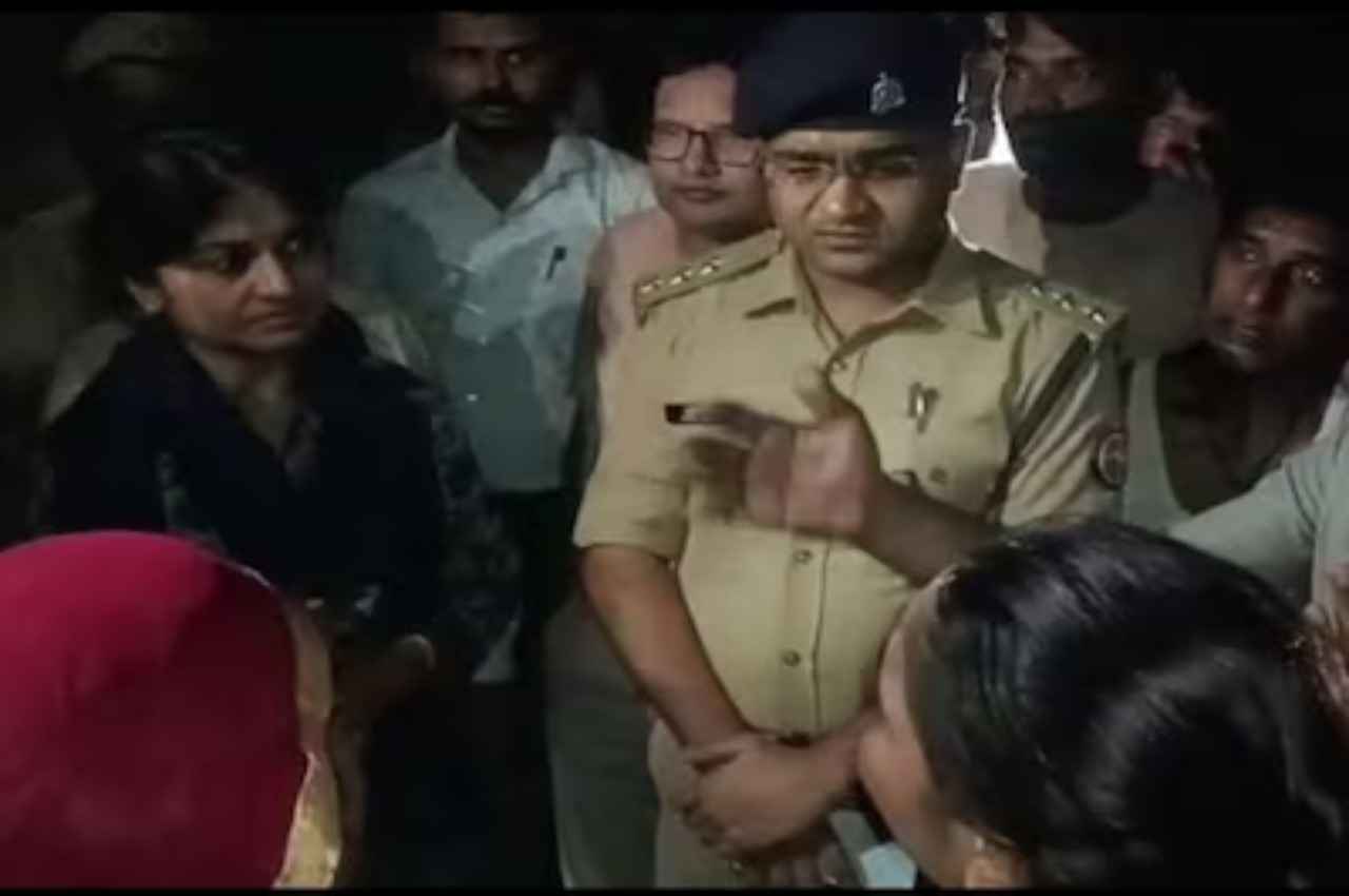 बदायूं में घर के बाहर सो रहे परिवार पर गिरी हाईटेंशन लाइन; तीन की मौत, तीन गंभीर