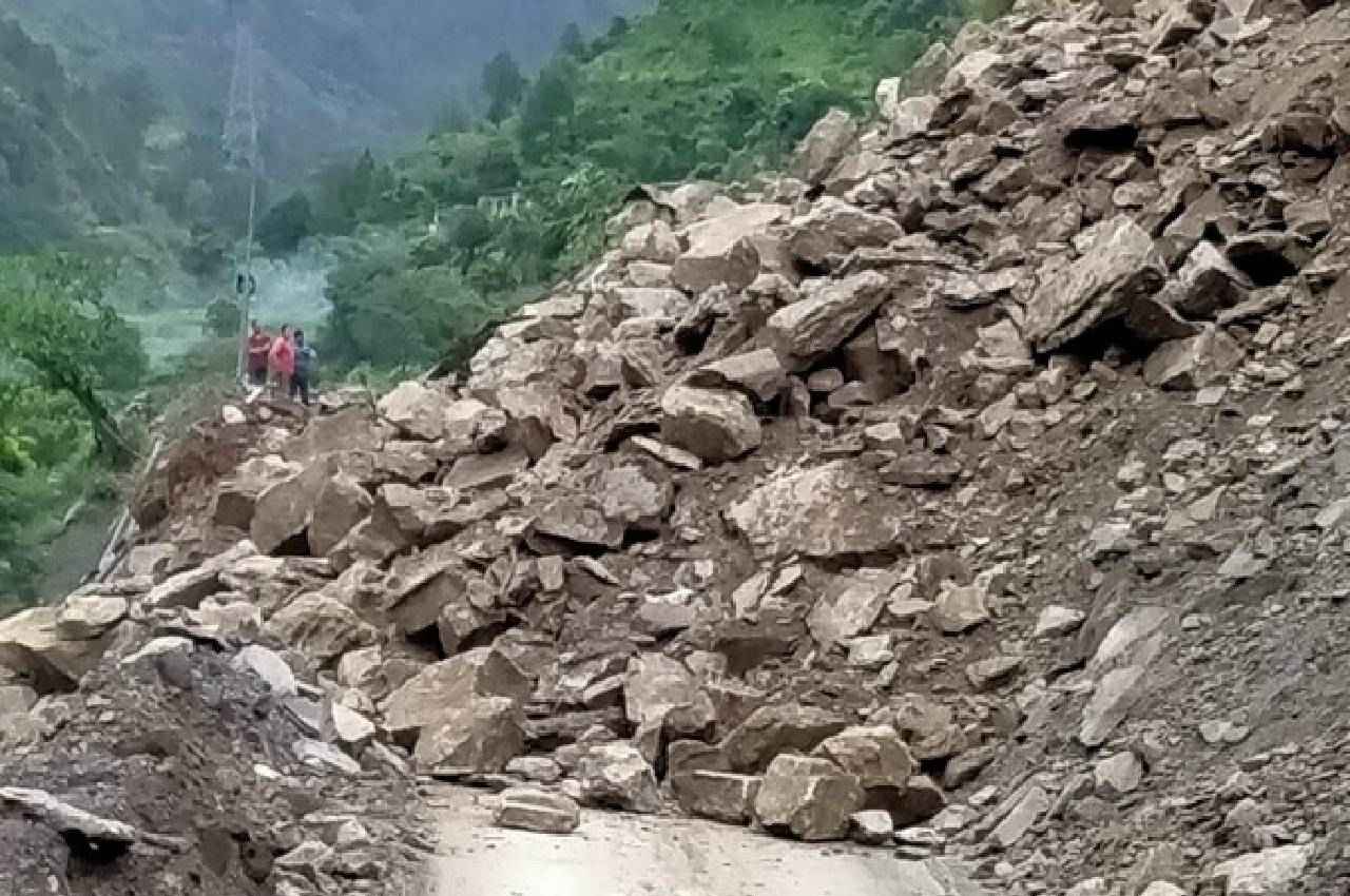 उत्तराखंड: चमोली में लैंडस्लाइड के कारण बद्रीनाथ नेशनल हाईवे बंद, प्रशासन ने श्रद्धालुओं के लिए की ये व्यवस्था