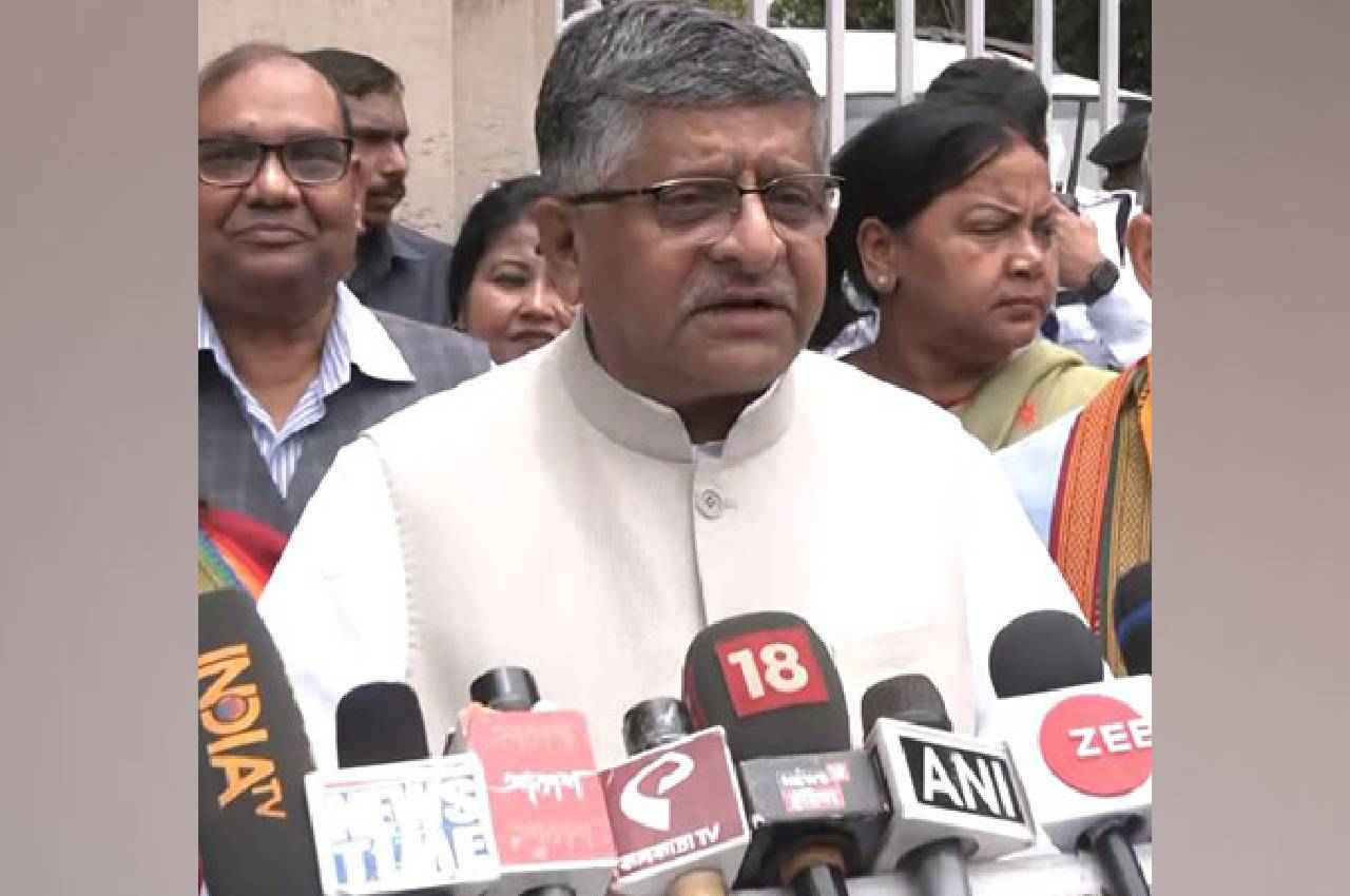 'कानून का घोर उल्लंघन, डर के साए में जी रही हैं महिलाएं', बंगाल के राज्यपाल से मुलाकात के बाद बोले रविशंकर प्रसाद