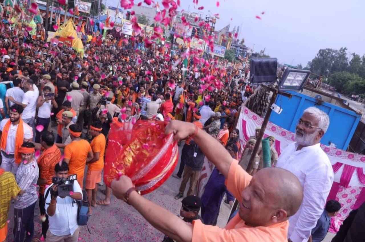 Kanvar Yatra 2023: मेरठ हाईवे पर शिवभक्तों के बीच अचानक पहुंचे सीएम योगी; बरसाए फूल, देखें Video