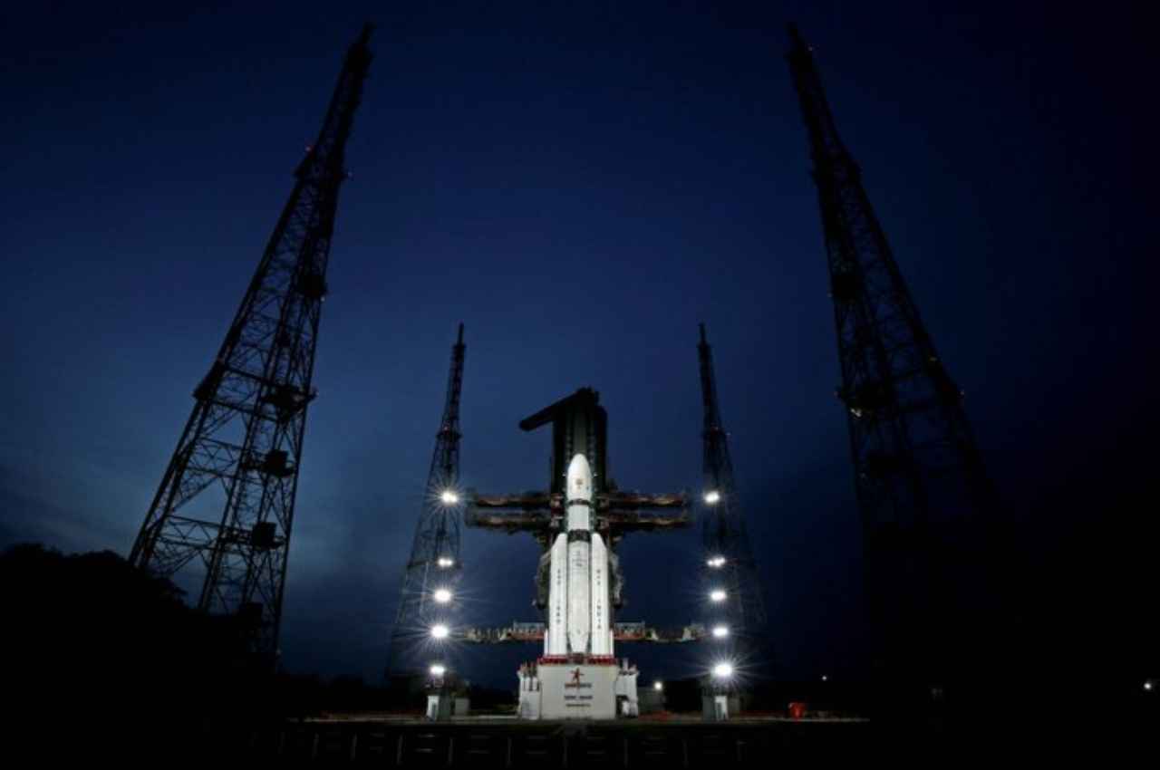 ISRO Moon Mission: चंद्रयान-3 लॉन्च को तैयार, चांद की सतह पर क्या खोजेगा रोवर, दक्षिणी ध्रुव क्यों है खास?